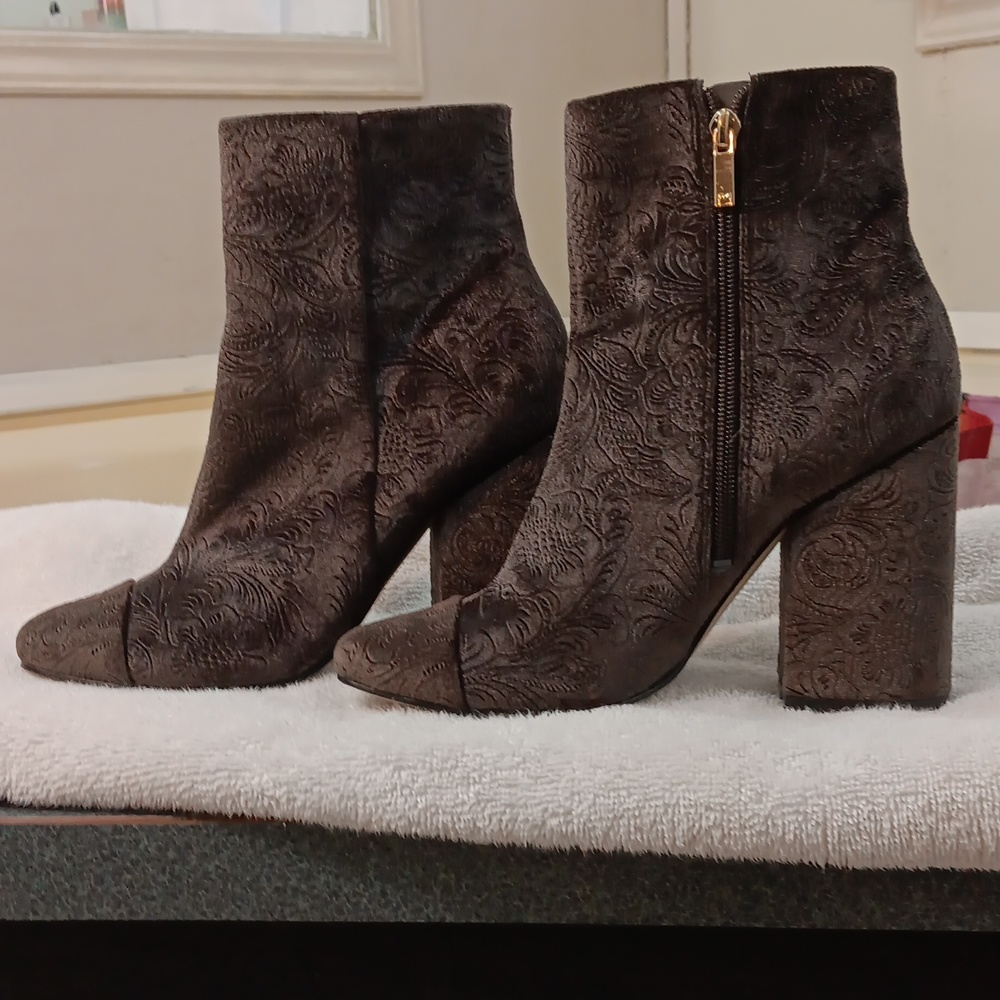 MARC FISHER LTD. Women's Brocade Ankle Boots Size 7.5 Gorgeous Gray/Brown Color.
